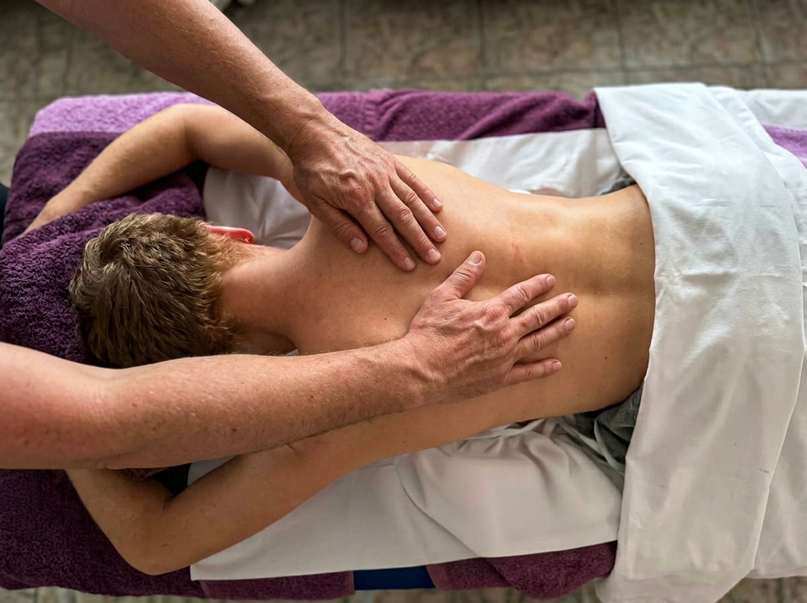 Masaje terapéutico de cuello y hombros en Salut Integral